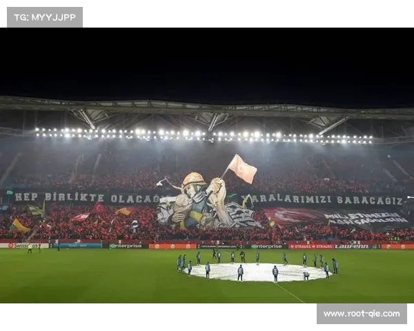 球迷创意TIFO致敬传奇，英超赛场氛围浓厚